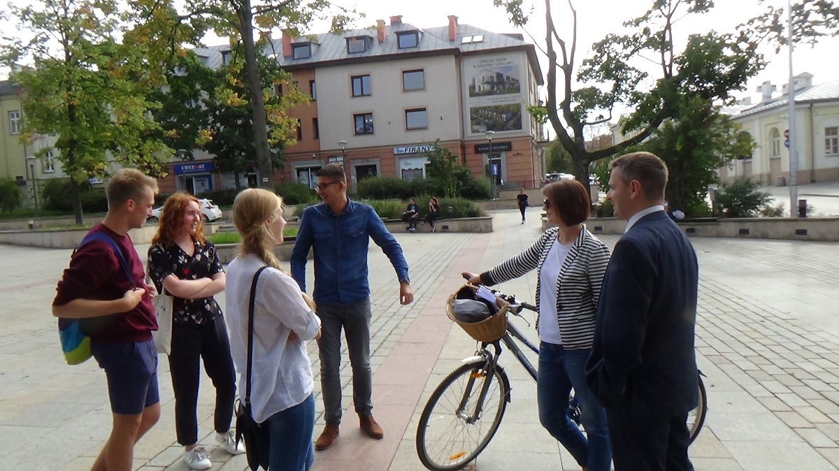 Spotkanie młodzieży pod pomnikiem H. Sienkiewicza