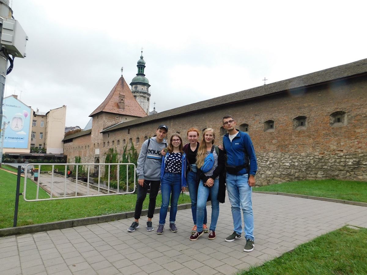 Za plecami grupy klasztor Bernardynów i mury obronne